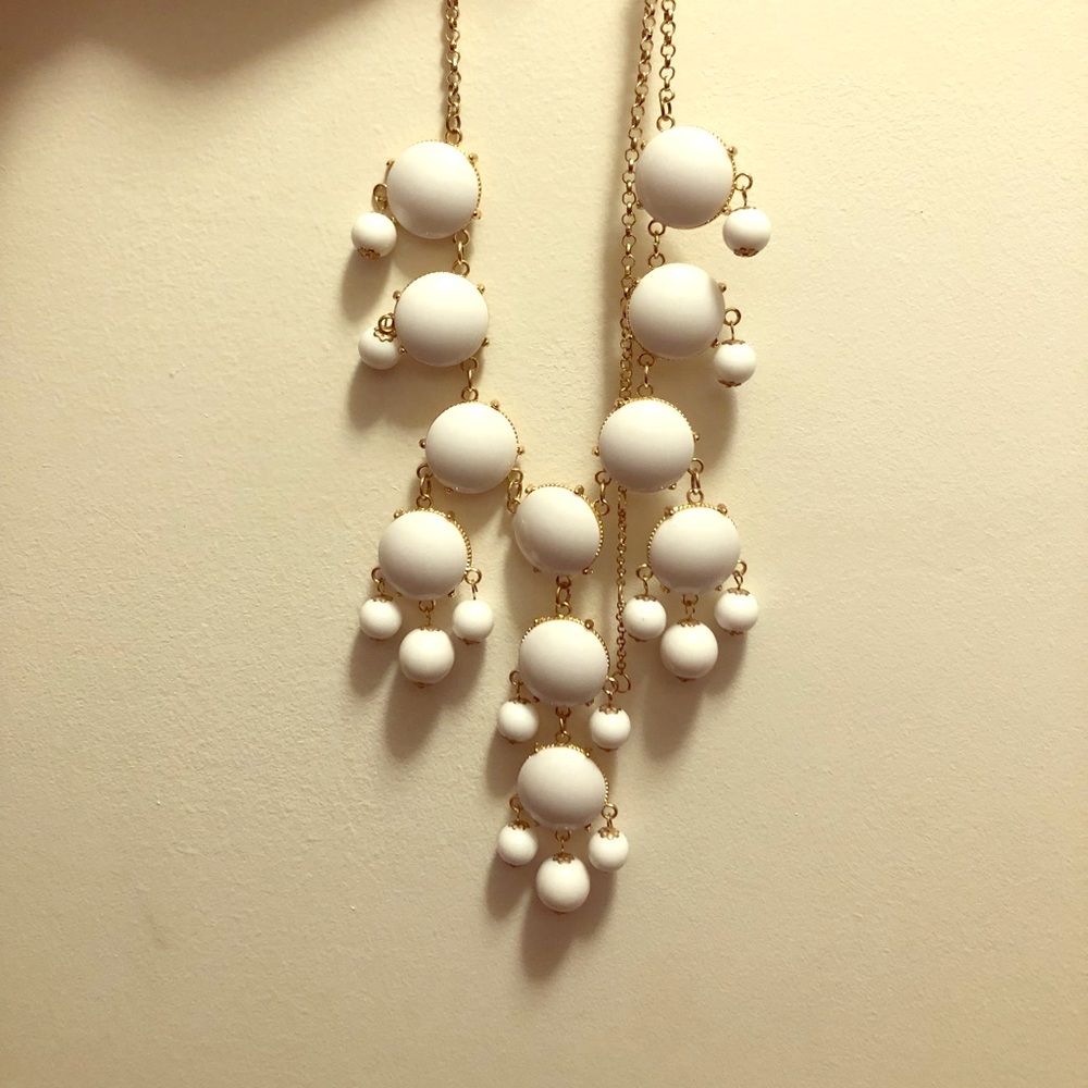 Like new white and gold statement necklace